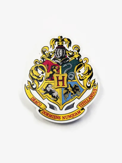 Обложка Деревянный значок. Герб Хогвартса 