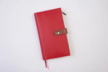Обложка Ежедневник-органайзер (красный) (искусств. кожа, обложка на заклепке, сменный внутренний блок, отделение под карты и ручку)
